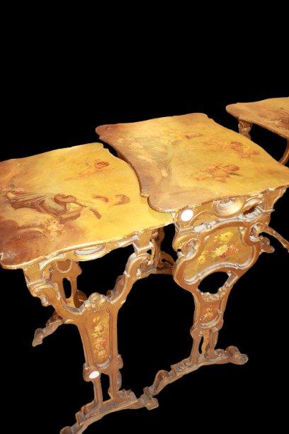Ensemble de 4 tables gigognes françaises peintes avec scènes allégoriques romantiques, -photo-5