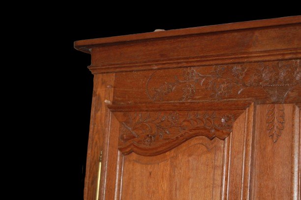 French-style Provencal Wardrobe With Honey-colored Oak Carvings-photo-2