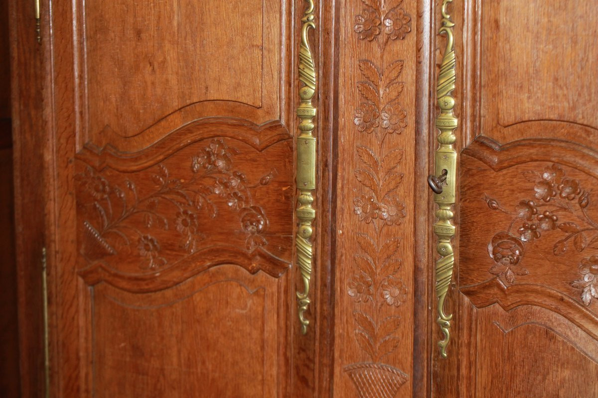 French-style Provencal Wardrobe With Honey-colored Oak Carvings-photo-3