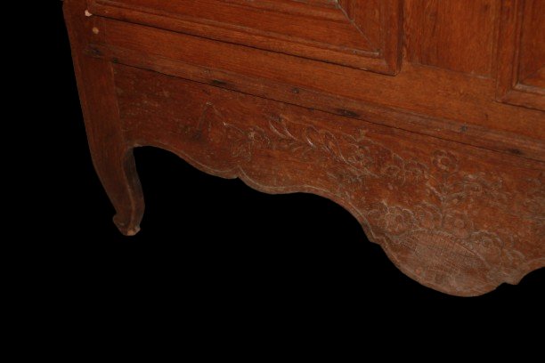 French-style Provencal Wardrobe With Honey-colored Oak Carvings-photo-4