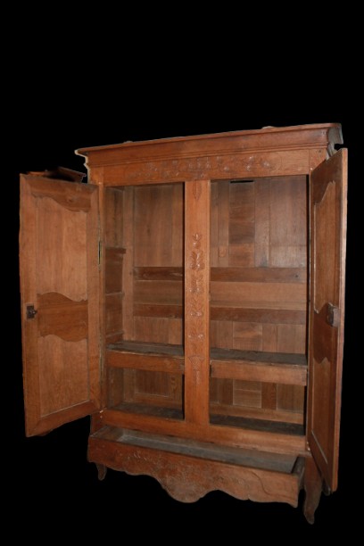 French-style Provencal Wardrobe With Honey-colored Oak Carvings-photo-1