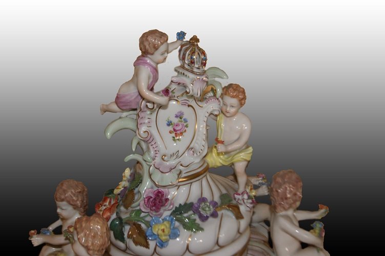 Spectaculaire grand vase central en porcelaine de Dresde richement décorée-photo-2