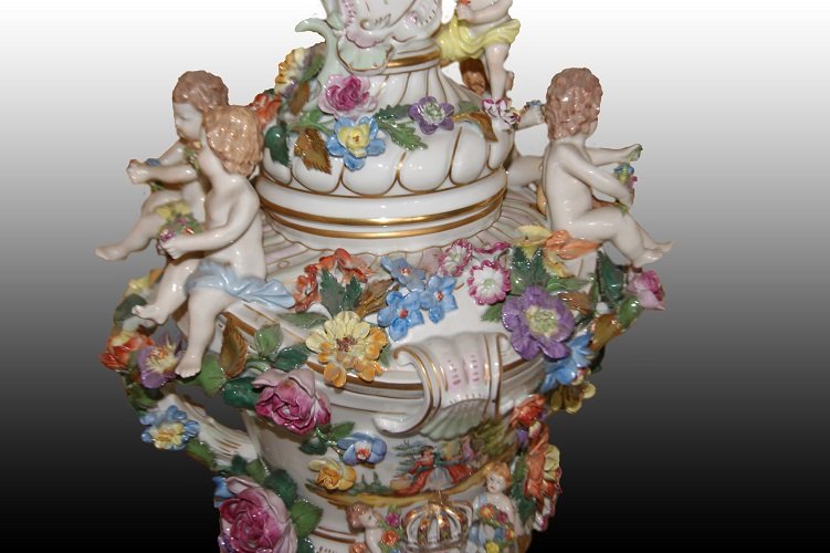Spectaculaire grand vase central en porcelaine de Dresde richement décorée-photo-3