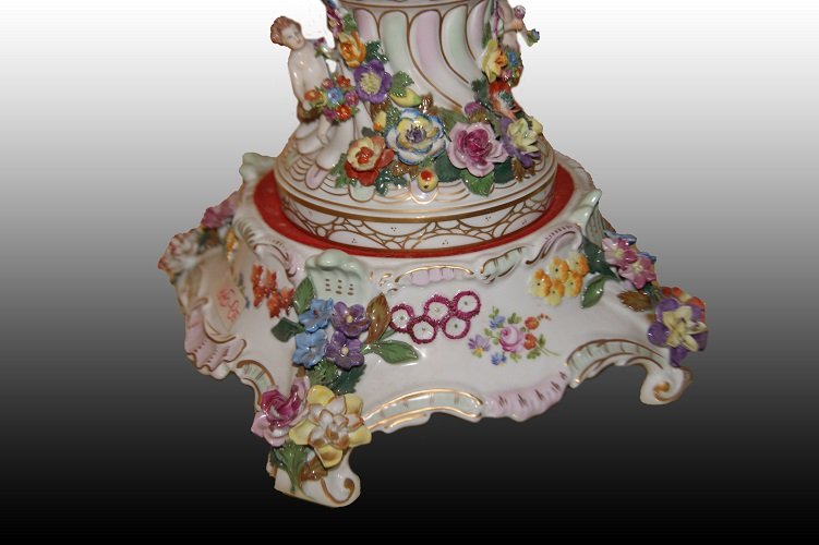 Spectaculaire grand vase central en porcelaine de Dresde richement décorée-photo-4