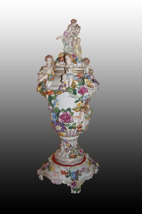 Spectaculaire grand vase central en porcelaine de Dresde richement décorée-photo-1