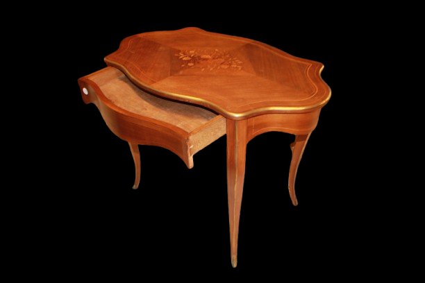 Table de salon française style Louis XV en bois de rose avec marqueterie florale-photo-1