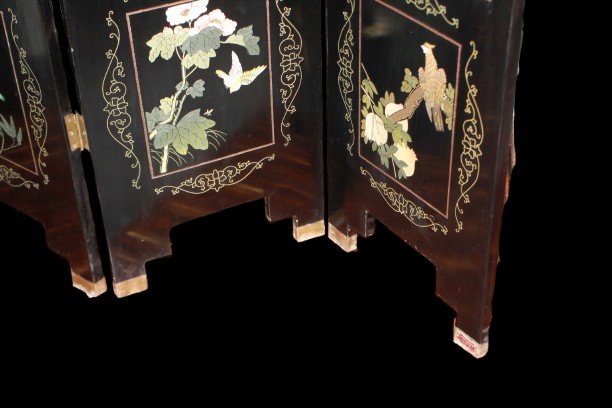Paravent chinois à quatre feuilles en laque noire avec décor en nacre, fin XIXe siècle-photo-2
