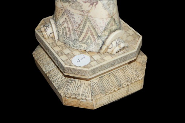 A Pair Of Elegant Oriental Sculptures Depicting Two Figures In Traditional Attire-photo-4