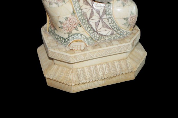 A Pair Of Elegant Oriental Sculptures Depicting Two Figures In Traditional Attire-photo-3