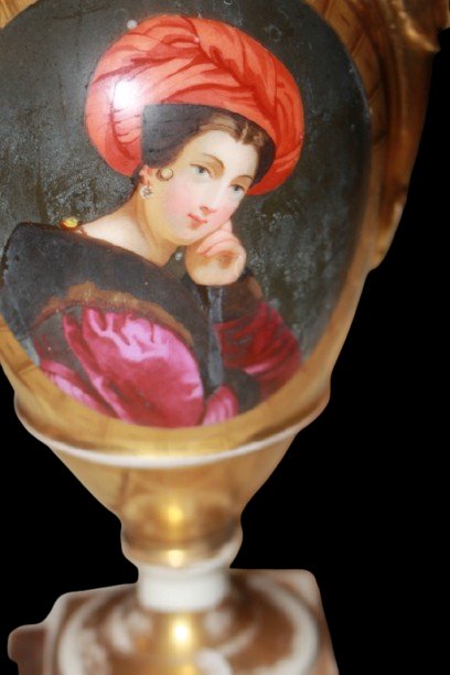 Élégante paire de vases français en porcelaine à portraits féminins peints à la main – XIXe siè-photo-1