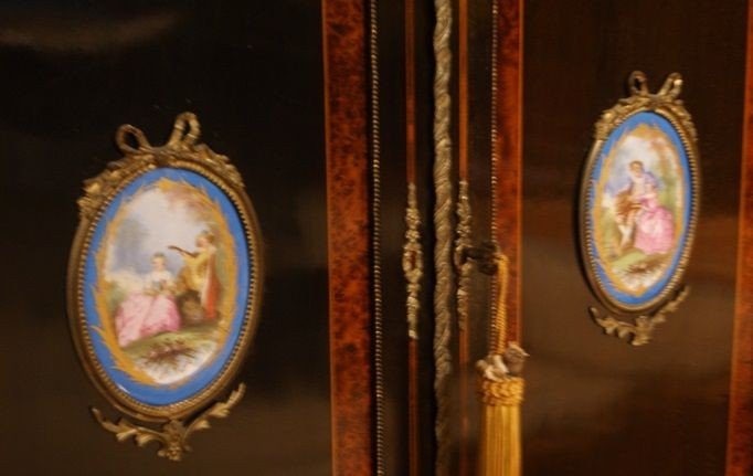 Buffet Enfilade Des Années 1800 En ébène Avec Médaillons En Porcelaine De Sèvres-photo-2