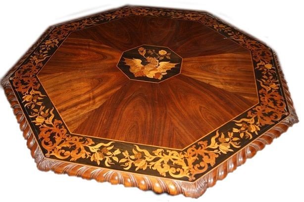 Dutch Octagonal Table From The Early 1800s In Walnut Of Exceptional Quality
