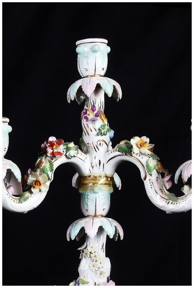Paire De Candélabres En Porcelaine, Manufacture De Vienne, à Quatre Flammes Des Années 1800-photo-1