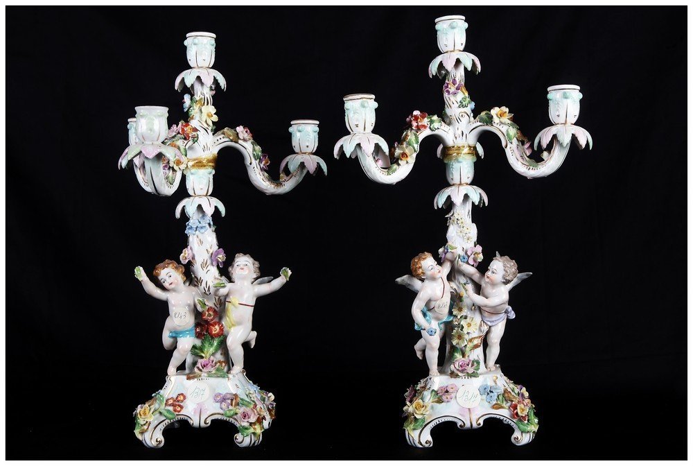 Paire De Candélabres En Porcelaine, Manufacture De Vienne, à Quatre Flammes Des Années 1800
