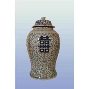Chinese Pot From The Early 1800s In White Porcelain With Blue Decorations