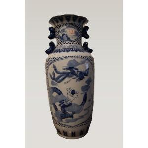 Vase Chinois En Porcelaine Décorée Du XIXe Siècle, Blanc Avec Des Décorations Bleues