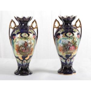 Ensemble De Deux Vases En Porcelaine Bleue Décorée De Scènes Galantes Du Début Des Années 1900