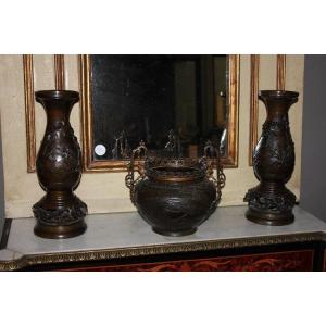 Triptyque Composé De 3 Vases Chinois En Bronze Du XIXe Siècle Représentant Des Scènes 