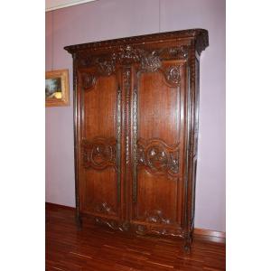 Armoire Française Du XVIIIe Siècle De Normandie, Pour Mariage En Bois De Chêne Sculpté