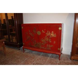 Chinese Sideboard From The First Half Of The 1900s, Lacquered Wood In Red Embellished 