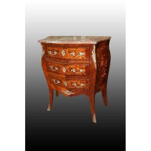 Petite Commode Française De Style Louis XV De 1800 Richement Marquetée Et Avec Marbre Et Bronze