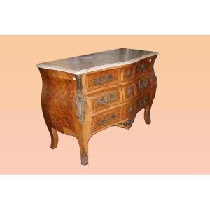 Commode De Style Louis XV Richement Incrustée De Marbre Et De Bronzes Du 19e Siècle