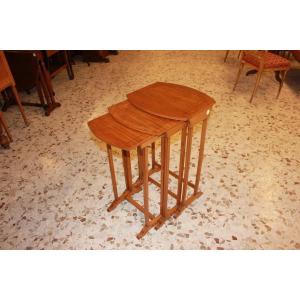 A Set Of Three French Nesting Tables From The Late 1800s In Blond Mahogany Wood