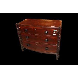 Small English Regency-style Chest Of Drawers From The Early 1800s, Made Of Mahogany Wood. It Fe