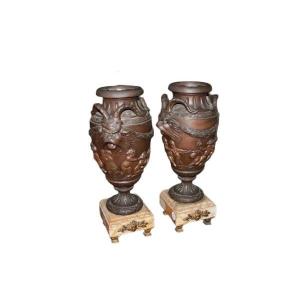 Une Paire De Grands Vases En Antimoine Avec Des Socles En Marbre Jaune Du XIXe Siècle