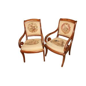 Paire de fauteuils français style Directoire brodés au petit point – XIXe siècle