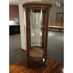 Petite Vitrine Française Ronde Avec Des Bronzes Et Du Marbre Datant Du XIXe Siècle, Avec Marbre