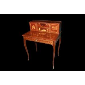 Petit Bureau Français Richement Marqueté Avec Un Dosseret De Style Louis XV