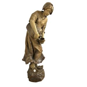 Sculpture Française du XIXe Siècle – Jeune Paysanne Versant de l’Eau (Fin 1800)