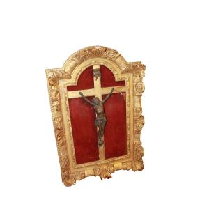 Crucifix ancien français style Louis XV en bronze avec cadre doré à la feuille d’or, fin XVIIIe
