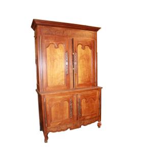Buffet français à deux corps style Provençal en merisier avec portes sculptées, début XIXe sièc