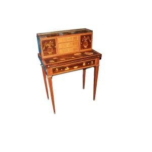 Petit Bureau à Gradins Marqueté de Style Louis XVI – France, Début du XXe Siècle