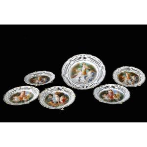 Service Composé De 6 Assiettes En Porcelaine Blanche d'Autriche à Décor De Scènes Néoclassiques