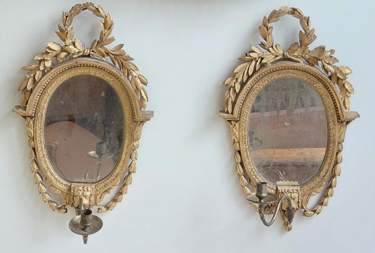 Paire De Miroirs En Bois Doré  XVIIIème
