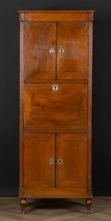 Narrow Right Secretary