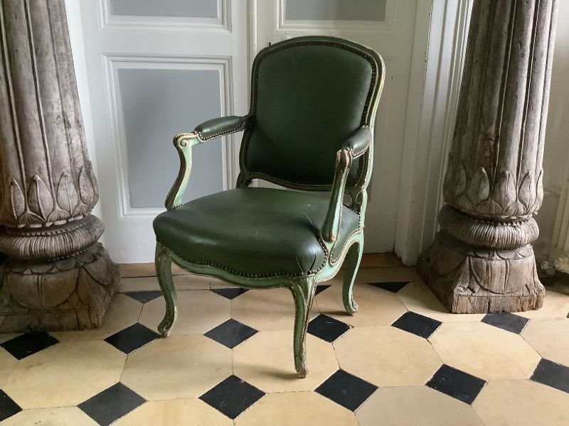 Fauteuil à dossier plat d'Epoque LOUIS XV estampillé REUZE