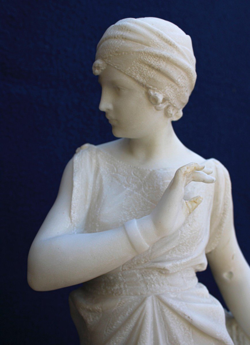 Statue Représentant Une Jeune Fille Délicate-photo-3