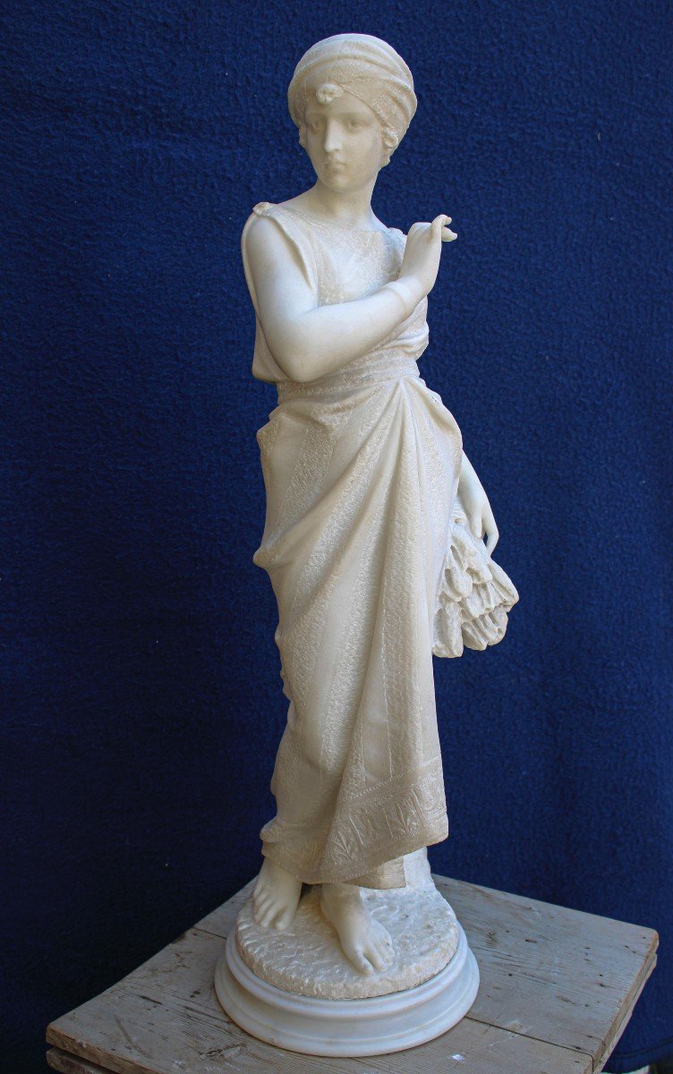 Statue Représentant Une Jeune Fille Délicate-photo-4