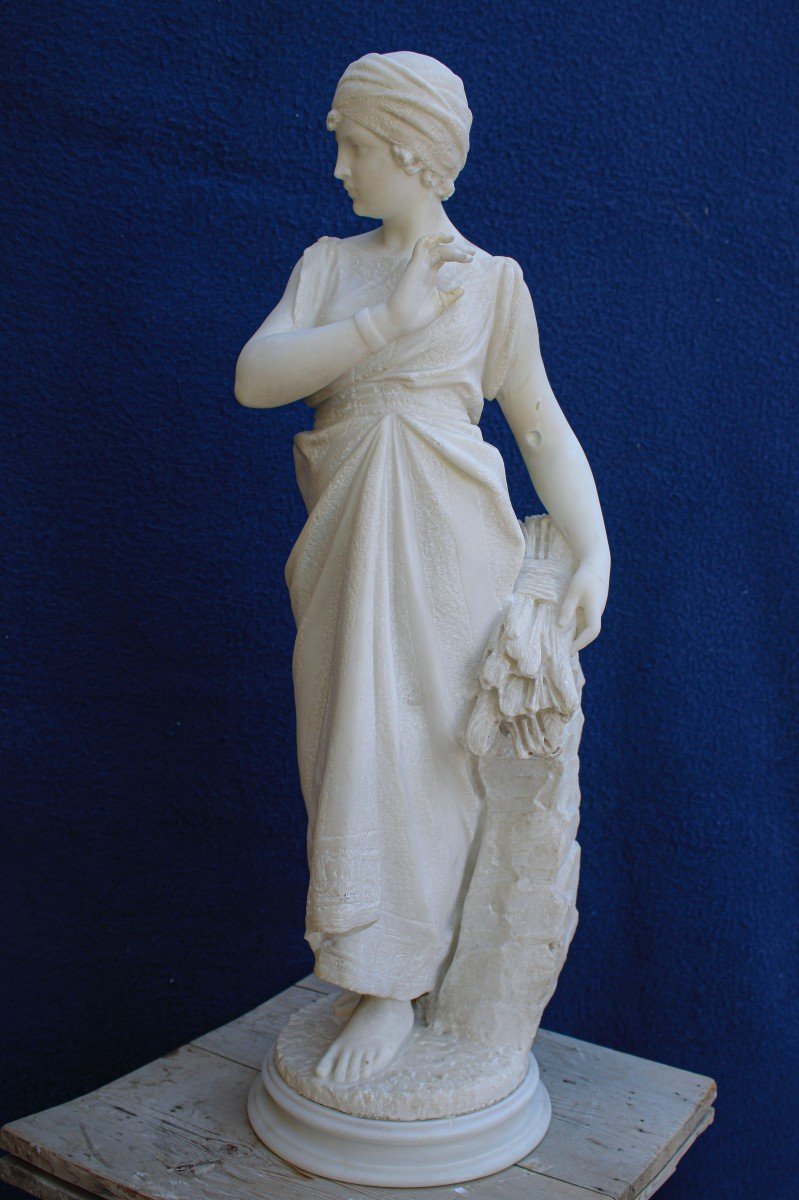 Statue Représentant Une Jeune Fille Délicate