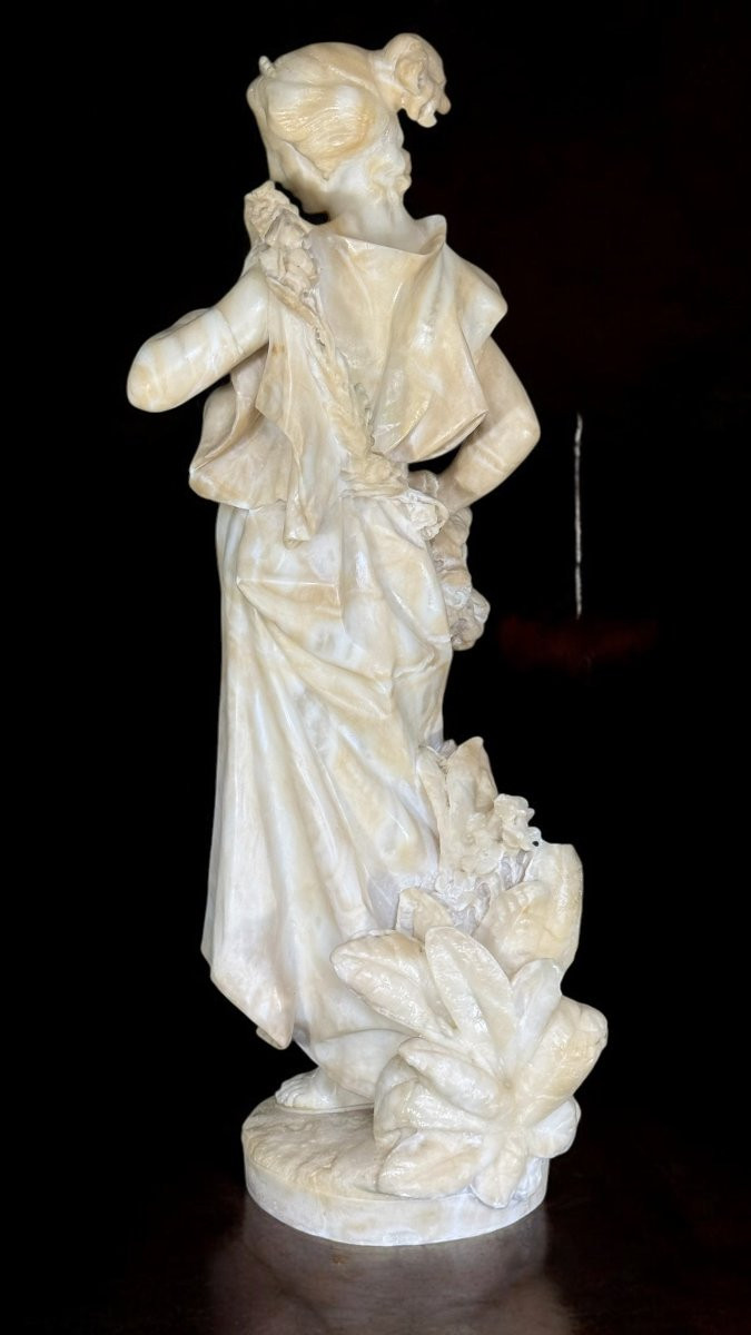 Statue Représentant Une Dame Avec Des Roses Et Des Fleurs-photo-4