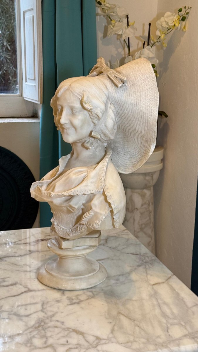 Buste Représentant Une Belle Jeune Femme Souriante, Coiffée d'Un Grand Chapeau Marbre Carrara -photo-3
