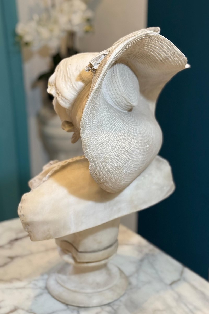 Buste Représentant Une Belle Jeune Femme Souriante, Coiffée d'Un Grand Chapeau Marbre Carrara -photo-5