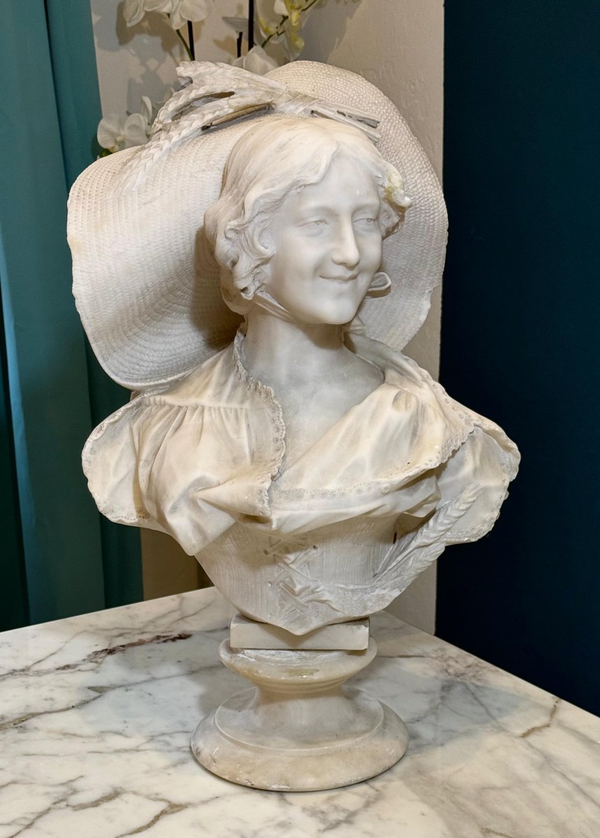 Buste Représentant Une Belle Jeune Femme Souriante, Coiffée d'Un Grand Chapeau Marbre Carrara -photo-6