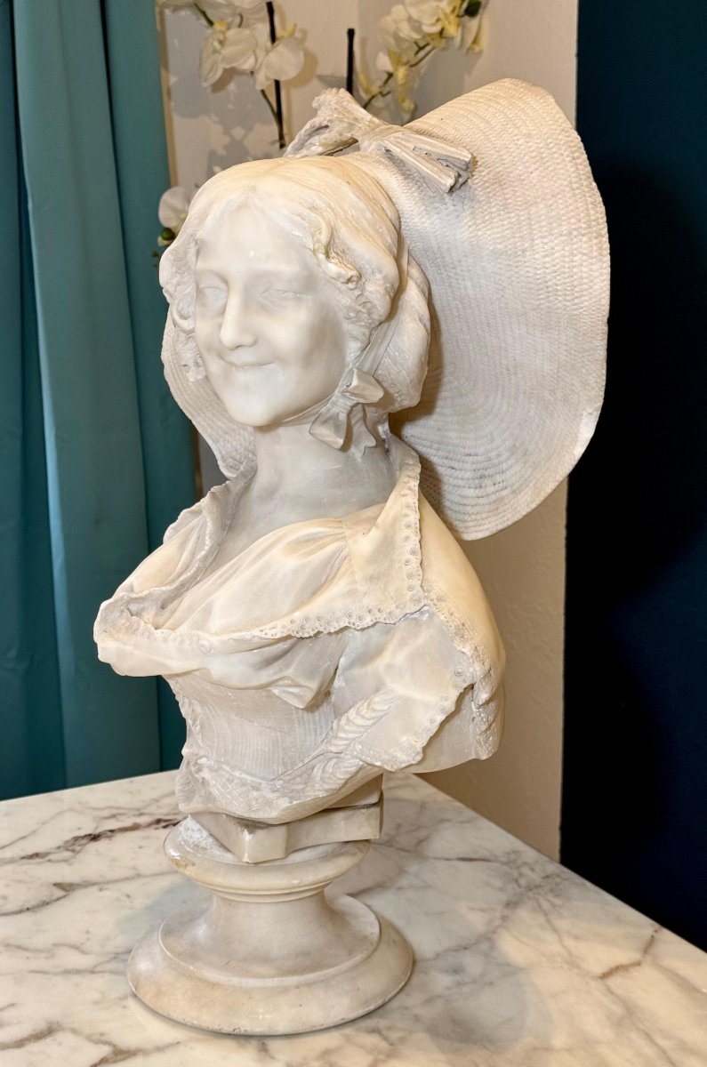 Buste Représentant Une Belle Jeune Femme Souriante, Coiffée d'Un Grand Chapeau Marbre Carrara -photo-7