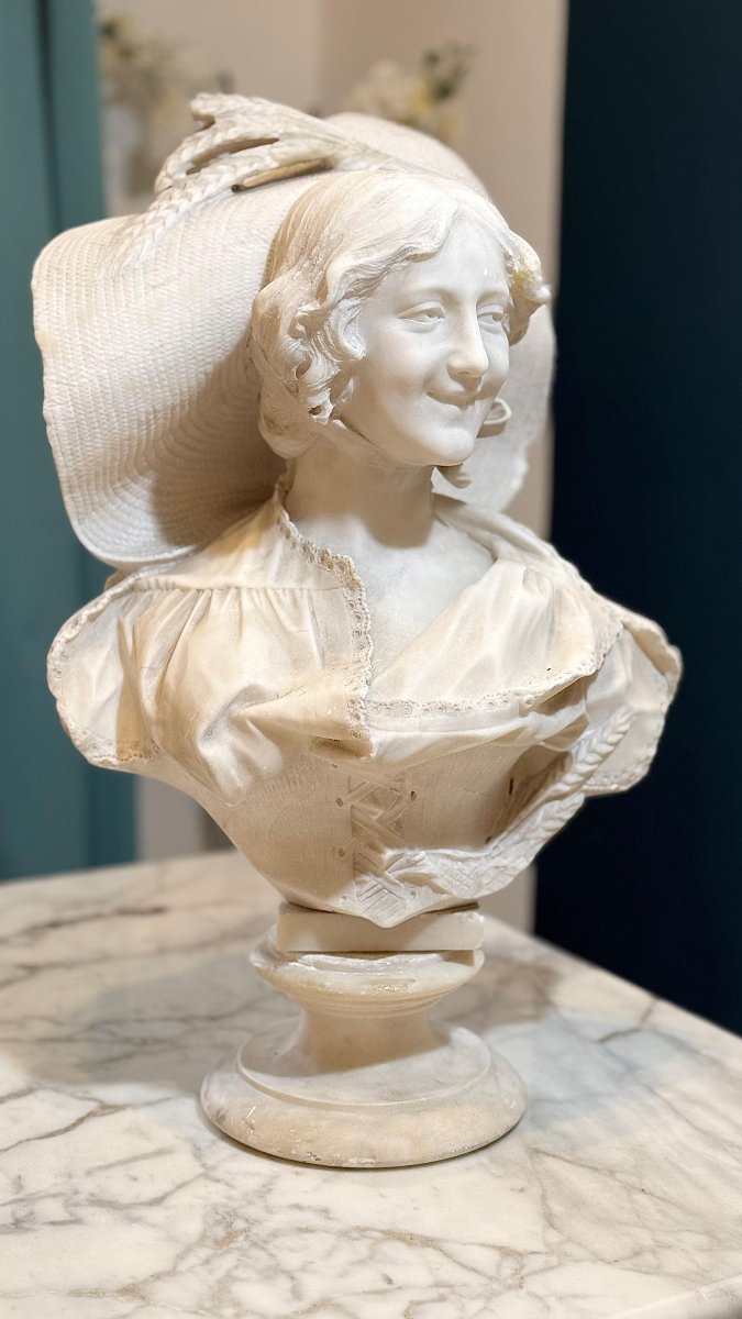 Buste Représentant Une Belle Jeune Femme Souriante, Coiffée d'Un Grand Chapeau Marbre Carrara -photo-8