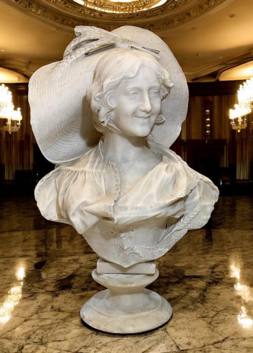 Buste Représentant Une Belle Jeune Femme Souriante, Coiffée d'Un Grand Chapeau Marbre Carrara 